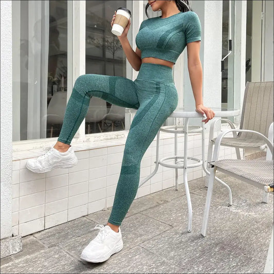 2-Piece Women’s Sportswear Set – Short-Sleeved Top and High-Waisted Shorts